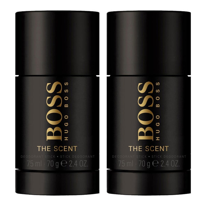 Hugo Boss The Scent 75 ml deodorantstick gir friskhet vist i to elegante svarte beholdere med gullfarget tekst.