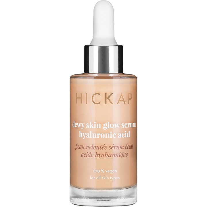 Hickap Dewy Skin Glow Serum gir fuktighet med hyaluronsyre i glassflaske med beige væske og sølvdetaljer.