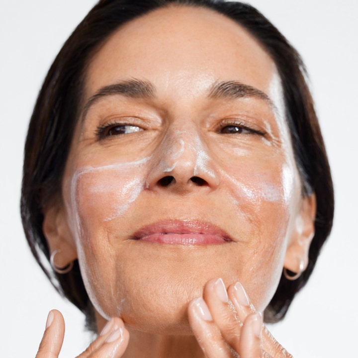 Clinique Smart Clinical Repair SPF30 75 ml rynkekorrigerende ansiktskrem påføres en kvinne for glattere hud