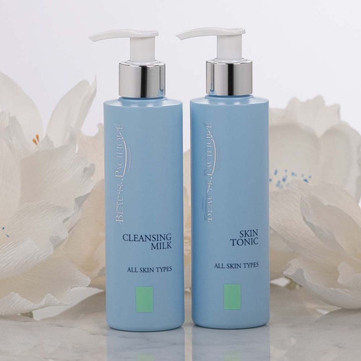 Beauté Pacifique Cleansing Milk 200 ml fuktighetsgivende rensemelk i lyseblå pumpeflaske ved siden av Skin Tonic