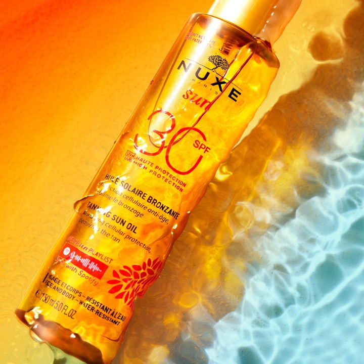 Nuxe Sun Tanning Oil SPF30 150 ml sololje med en glitrende og gyllen flytende tekstur som gir glød.