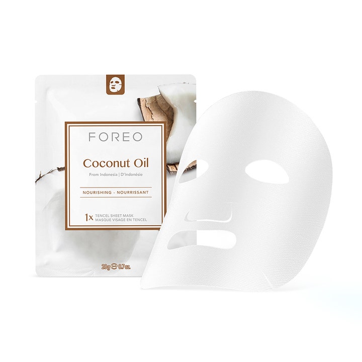FOREO Farm To Face Coconut Oil 20 g næringsgivende ansiktsmaske i hvit Tencel ved siden av hvit forpakning.