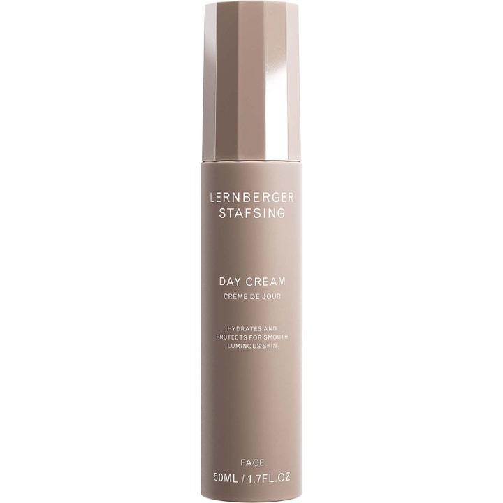 Lernberger Stafsing Day Cream 50 ml fuktighetsgivende dagkrem gir glød i en beige sylinderflaske med fasettert lokk