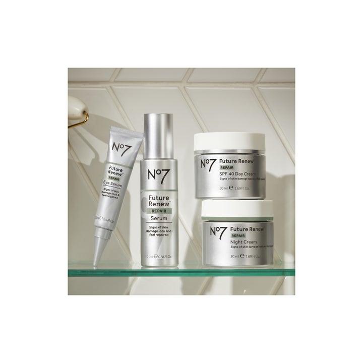 No7 Future Renew Repair Day Cream SPF40 50 ml reparerende dagkrem i sølvfarget krukke i en komplett serie på glasshylle.