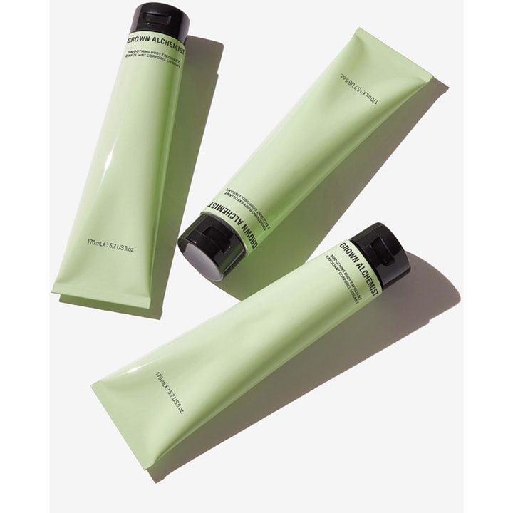 Grown Alchemist Smoothing Body Exfoliant 170 ml utjevnende kroppsskrubb i tre lysegrønne tuber med sorte korker