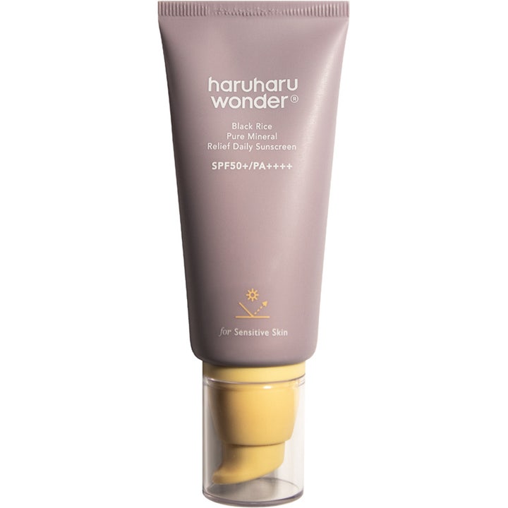 Haruharu Wonder Black Rice Pure Mineral Relief Daily Sunscreen 50ml mineralbasert solkrem i lilla tube med gul pumpe
