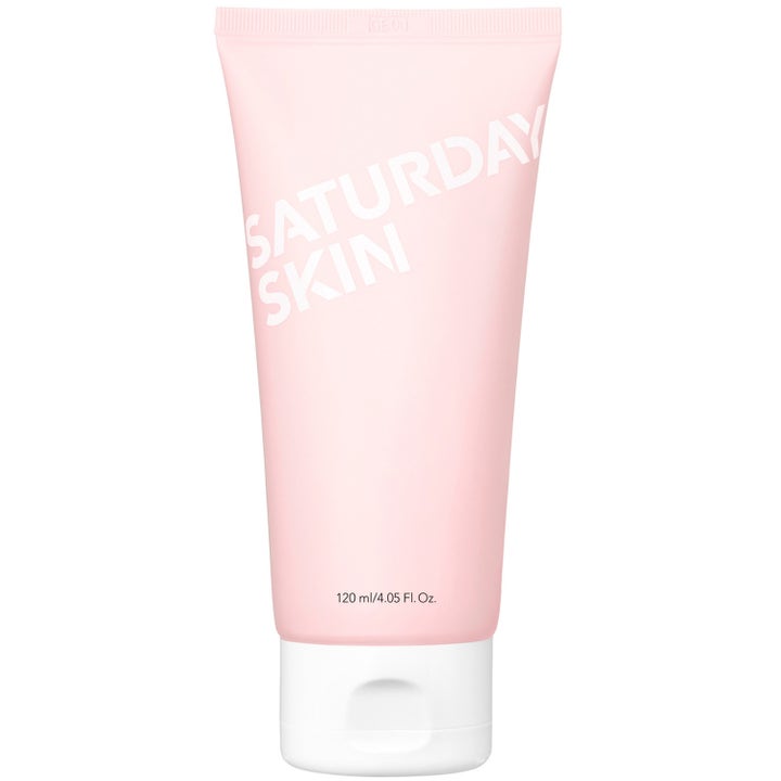 Saturday Skin Rise + Shine Purifying Cleanser 120 ml ansiktsrens i en lyserosa tube med hvit kork.