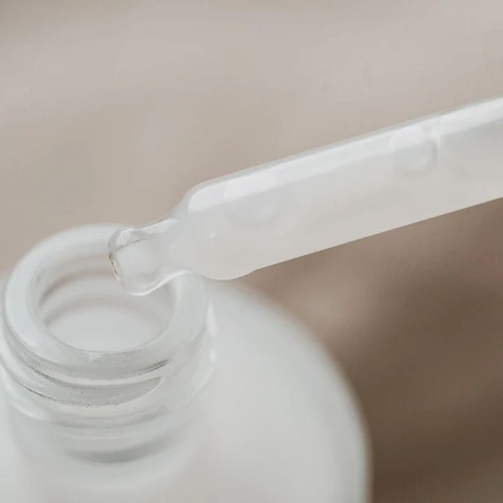 Codage Paris The Serum N°07 30 ml beroligende serum mot rødhet med melkehvit tekstur i glasspipette