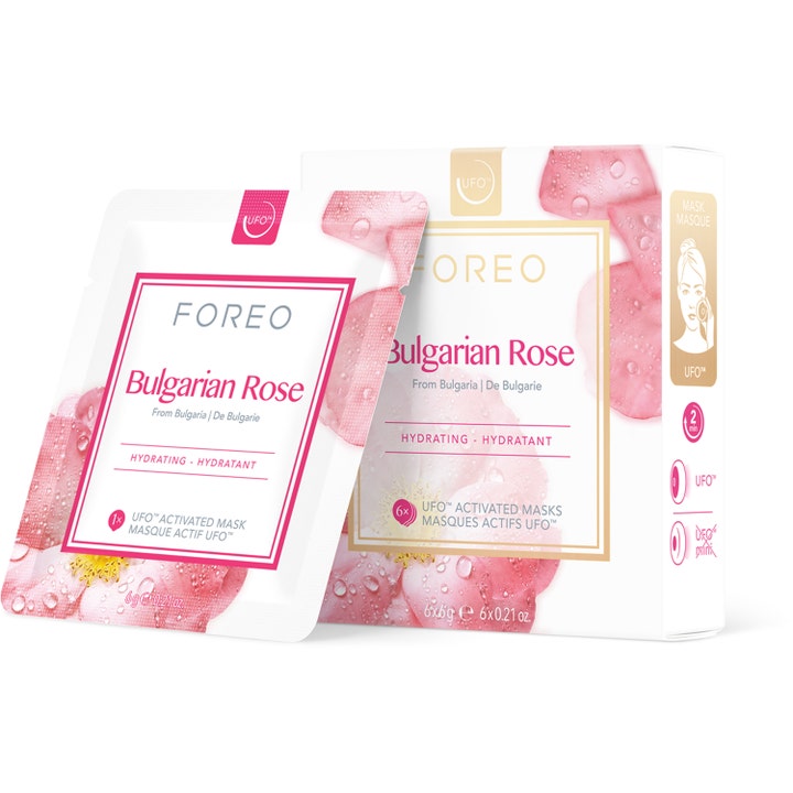 Foreo Bulgarian Rose 6x6g fuktgivende ansiktsmasker i hvit eske og pose dekorert med rosa roseblader.