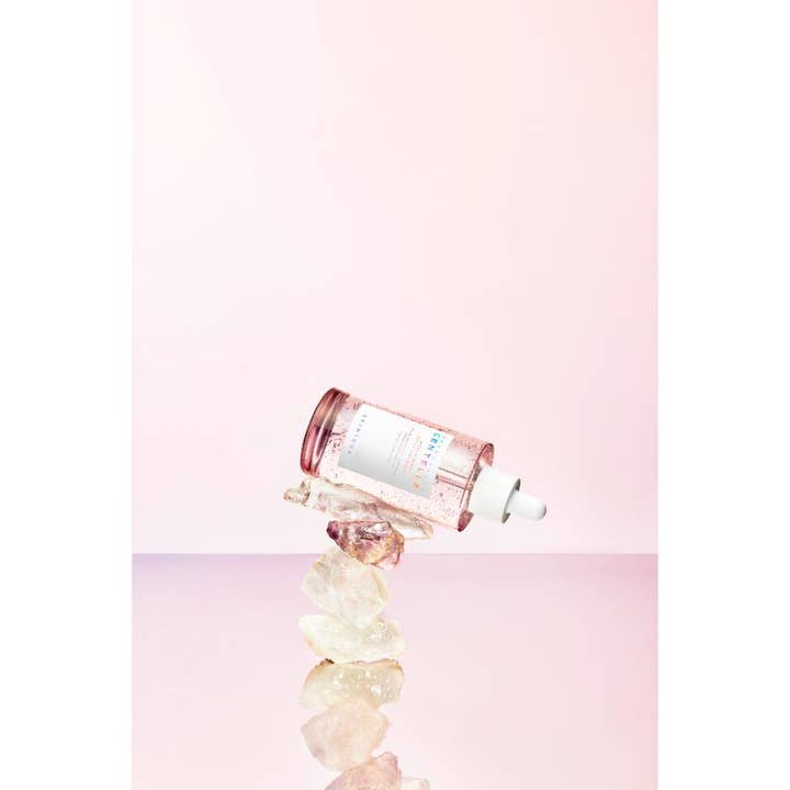 SKIN1004 Madagascar Centella Poremizing Fresh Ampoule 100 ml poreminimerende serum i rosa glassflaske på krystaller