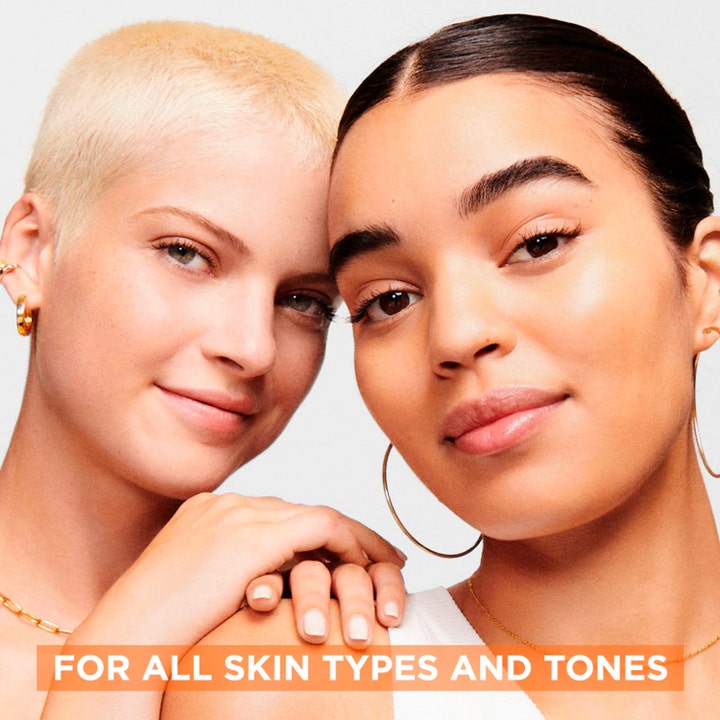 Garnier SkinActive Vitamin C 10% Night Serum 30 ml nattserum vist på to kvinner med tekst For All Skin Types and Tones