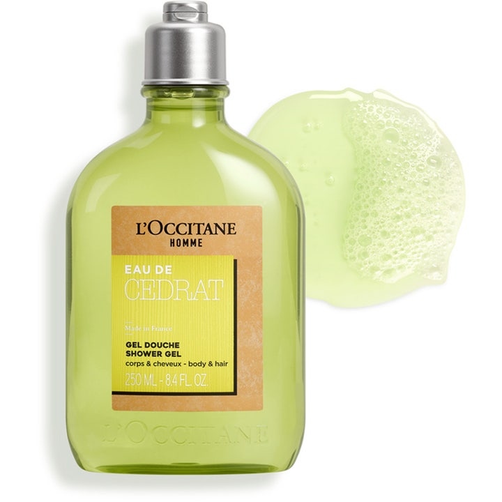 L'Occitane en Provence Cédrat Shower Gel 250 ml oppfriskende dusjsåpe i grønn flaske med en boblende geltekstur.