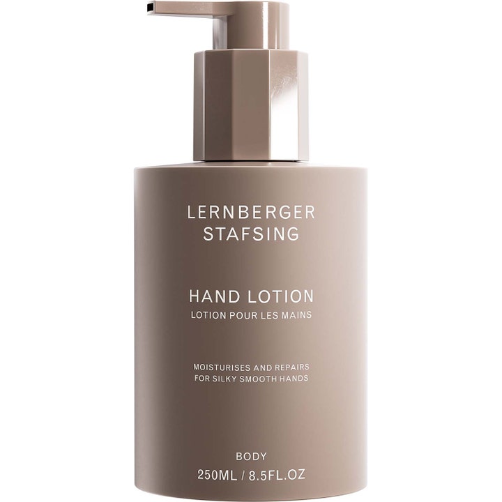 Lernberger Stafsing Hand Lotion 250 ml fuktighetsgivende håndkrem i en matt beige flaske med praktisk pumpe
