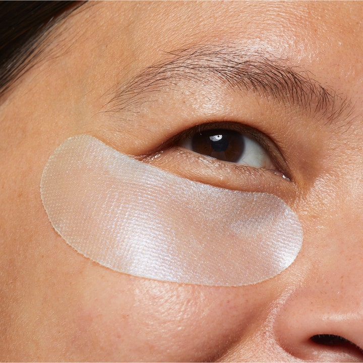 No7 Radiance+ Hydrogel Eye Masks 5 stk 15 g øyemasker som gir glød påført under øyet på en person