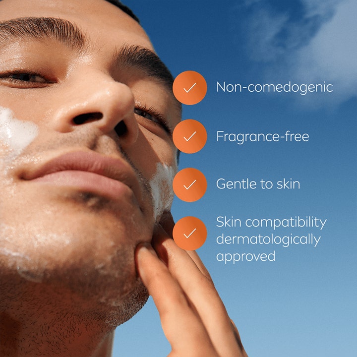 NIVEA Derma Skin Clear Wash Gel 150 ml parfymefri ansiktsrens renser huden skånsomt vist på mann med hvitt skum.