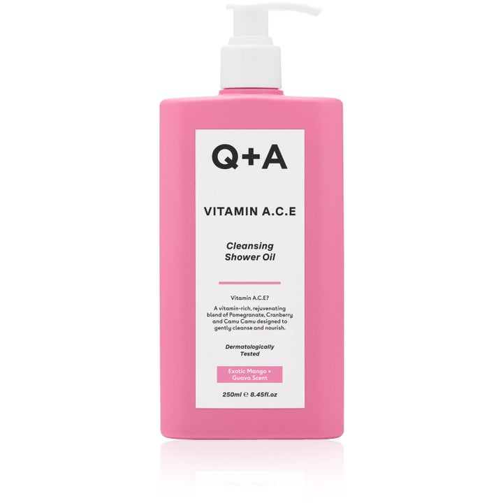 Q+A Vitamin A.C.E Cleansing Shower Oil 250ml nærende dusjolje i en rosa flaske med hvit pumpe
