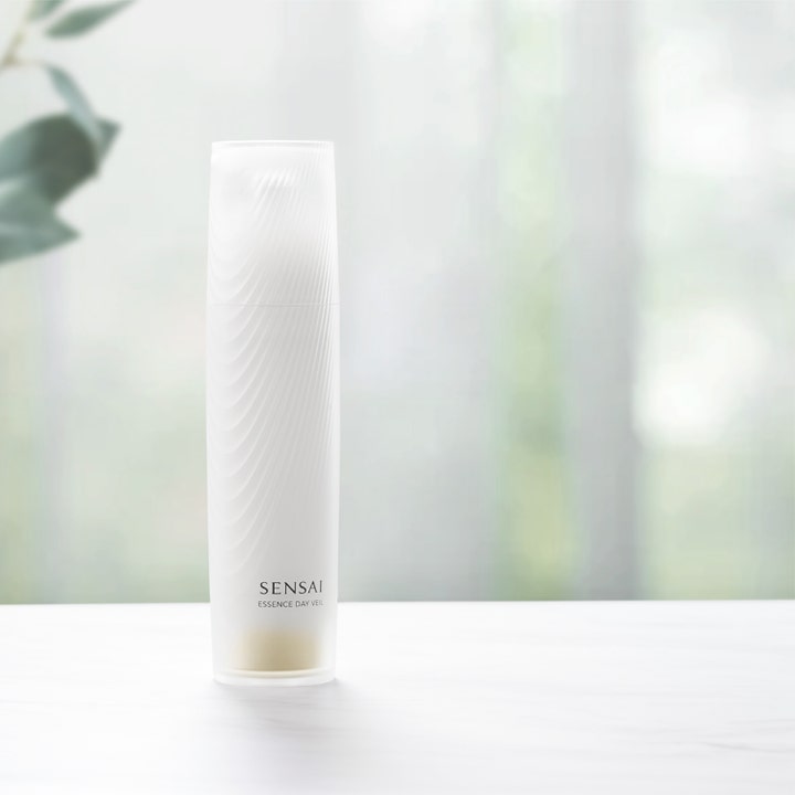 Sensai Essence Day Veil 40 ml fuktighetsgivende dagkrem i hvit flaske med bølgemønster i lys setting