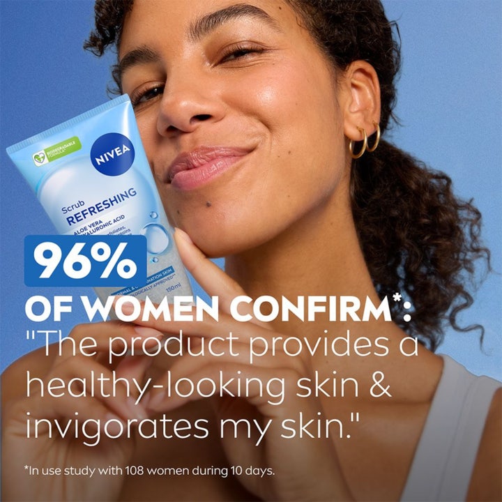 NIVEA Refreshing Exfoliating Scrub 150 ml ansiktspeeling gir sunn hud vist med kvinne og 96 prosent bekreftelse.