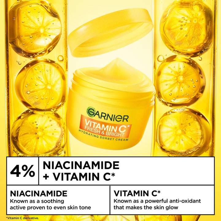 Garnier Vitamin C Sorbet Cream 85 ml dagkrem med niacinamid i gul krukke omgitt av friske sitronskiver.