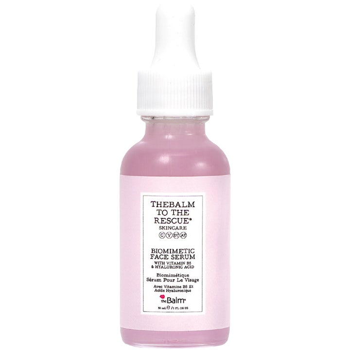 theBalm To The Rescue Biomimetic Face Serum 30 ml fuktighetsgivende serum med hyaluronsyre og rosa væske i glassflaske