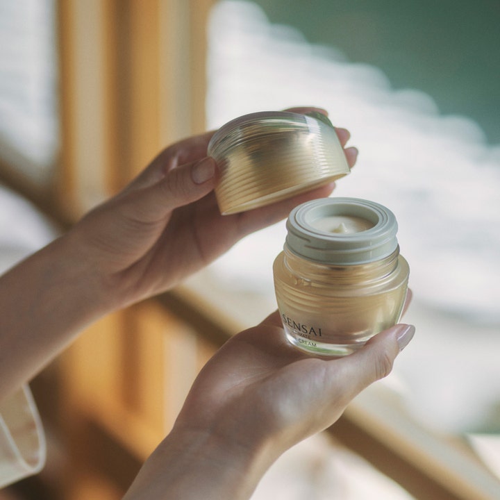 Sensai Ultimate The Cream 40 ml fuktighetsgivende ansiktskrem i en gyllen glasskrukke som viser den rike kremen.