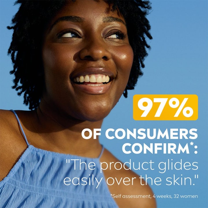 NIVEA UV Face Specialist Silky UV Stick 15 g solstift glir lett på huden vist med smilende kvinne og 97% bekreftelse.