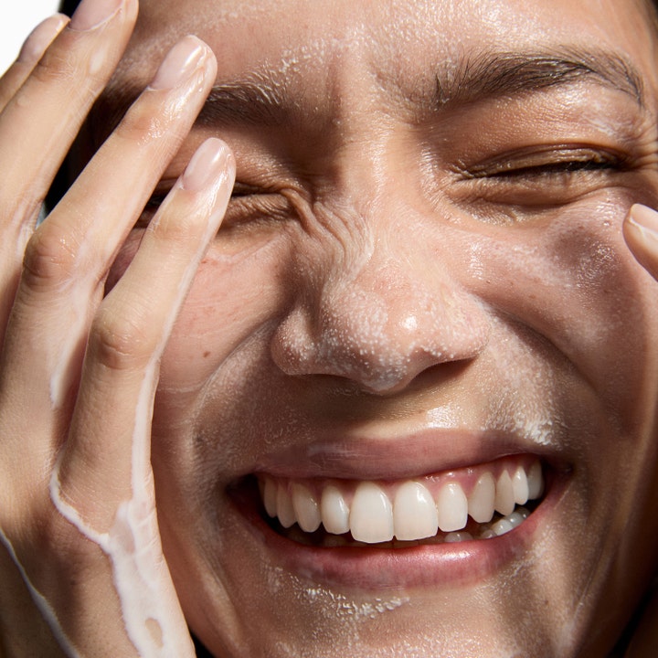 The INKEY List Hydrating Cream to Milk Cleanser 50 ml fuktighetsgivende ansiktsrengjøring påført en smilende person