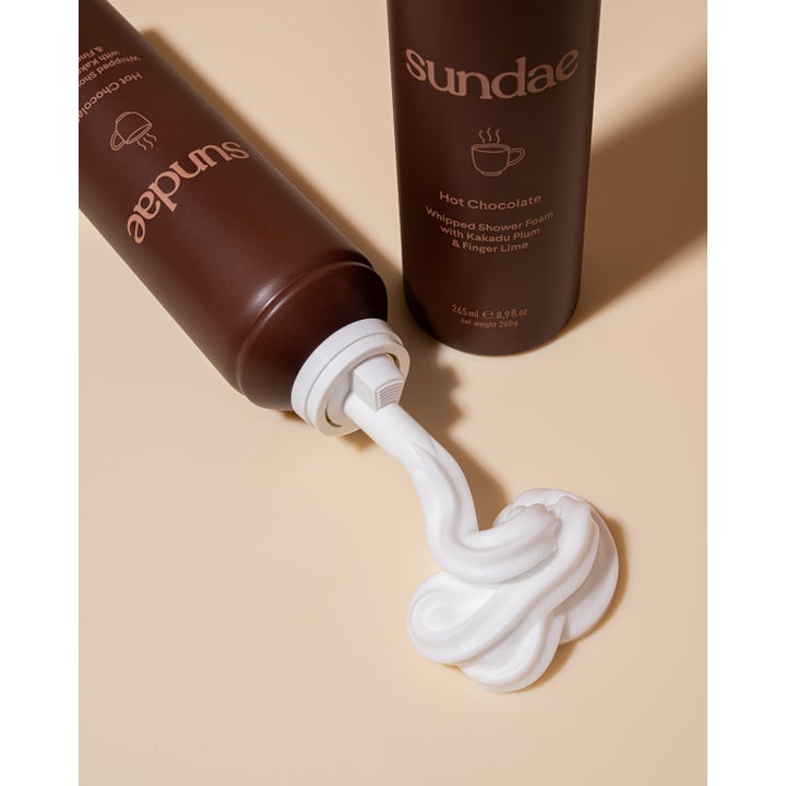 Sundae Whipped Shower Foam Hot Chocolate 265 ml dusjsåpe viser tykt hvitt skum som kommer ut av en brun flaske