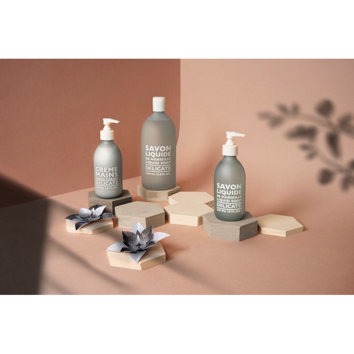 Compagnie de Provence Liquid Marseille Soap Delicate 300 ml håndsåpe på dekorative sekskantede blokker
