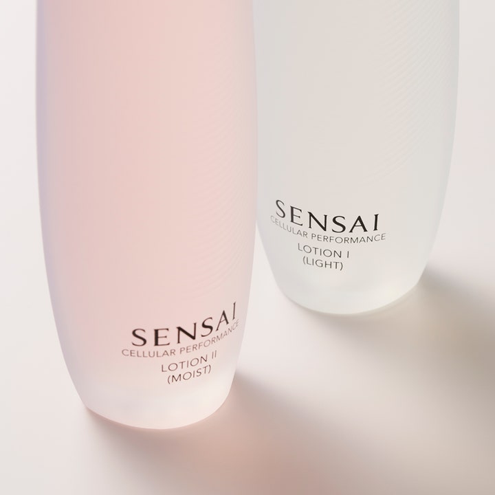 Sensai Cellular Performance Lotion II Moist 125 ml fuktighetsgivende ansiktsvann i rosa frostet glassflaske