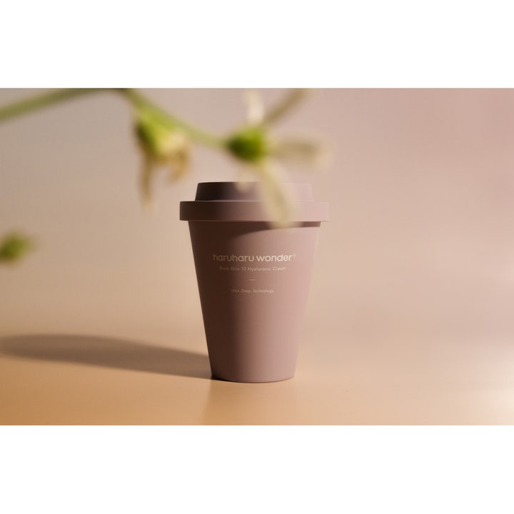 haruharu wonder Black Rice 10 Hyaluronic Cream 90 ml fuktighetsgivende dagkrem i lilla kaffekoppformet krukke