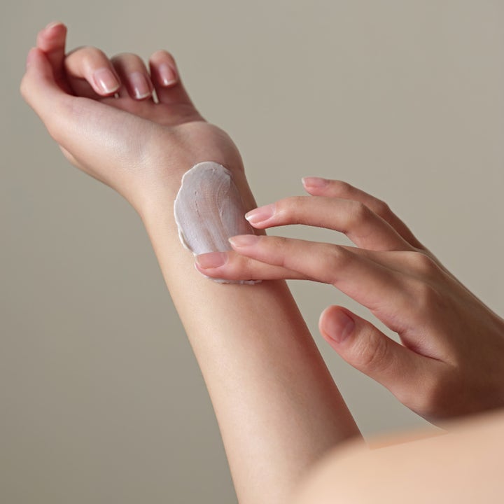 Dr. Ceuracle Vegan Aquarizing Hand Cream 50 ml fuktighetsgivende håndkrem med hvit kremet tekstur som smøres på huden