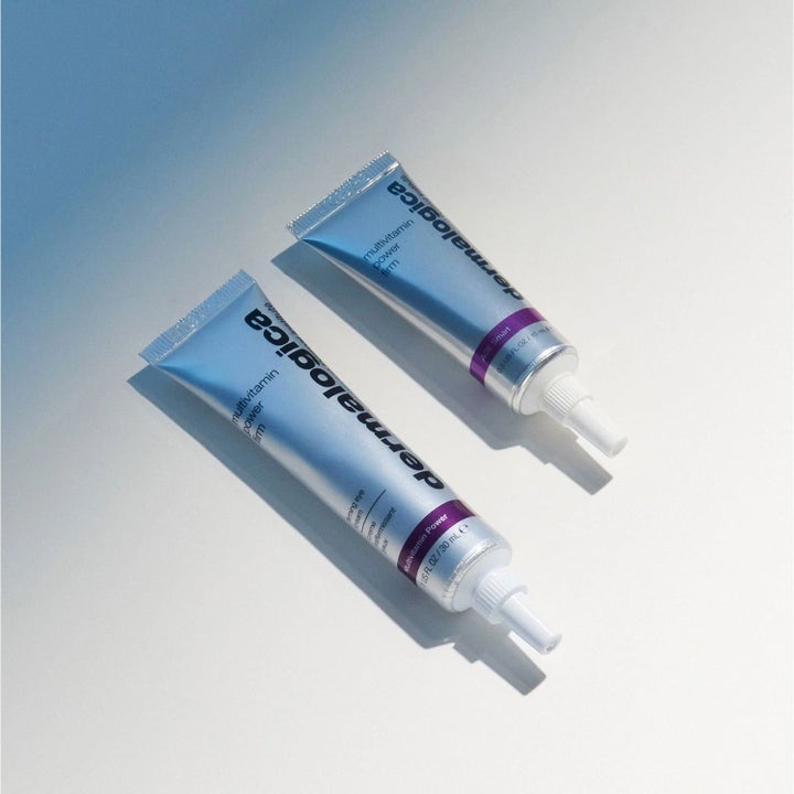 Dermalogica AGE smart Duo Multivitamin Power Firm 15 ml og 30 ml øyekrem i sølvfargede tuber som gir fastere hud.