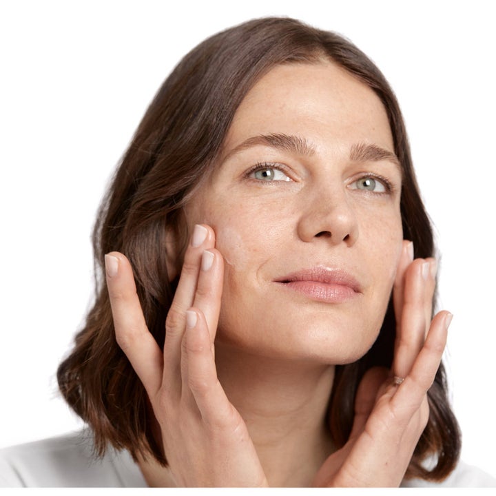 Niche Beauty Lab Peptide Power 80 ml serum styrker hudens struktur på kvinne som påfører hvit krem i ansiktet