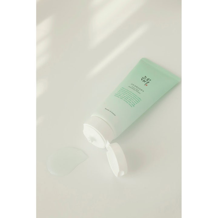 Beauty of Joseon Green Plum Refreshing Cleanser 100 ml oppfriskende ansiktsrens i lysegrønn tube med klar geltekstur.