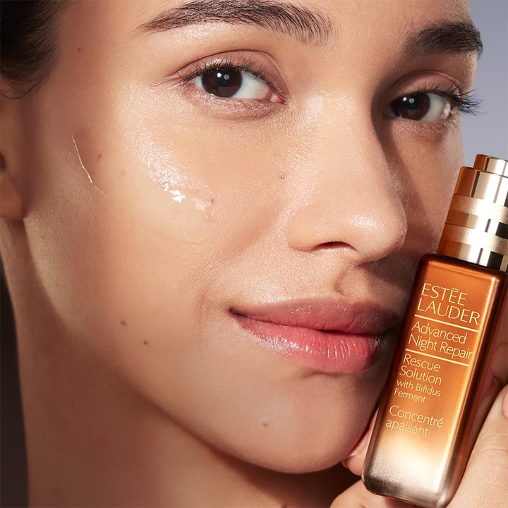Estée Lauder Advanced Night Repair Rescue Solution 20 ml serum påføres i ansiktet for glød og pleie