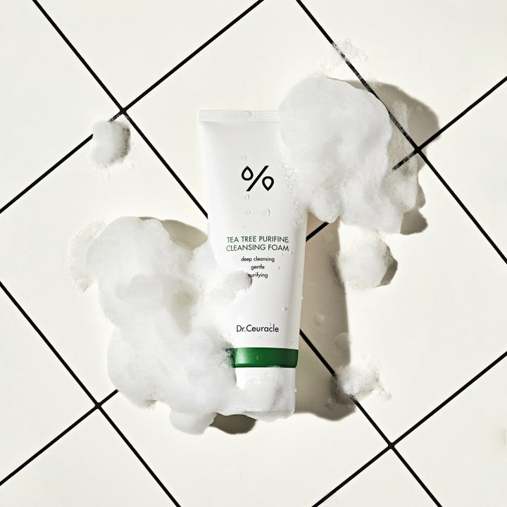 Dr. Ceuracle Tea Tree Purifine Cleansing Foam 150 ml dyprensende renseskum i hvit tube omgitt av luftig hvitt skum