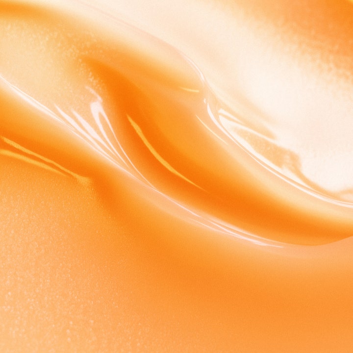 Biotherm Aquasource Vitamin Glow Gel 30 ml fuktighetskrem med en glansfull og silkemyk ferskenfarget tekstur
