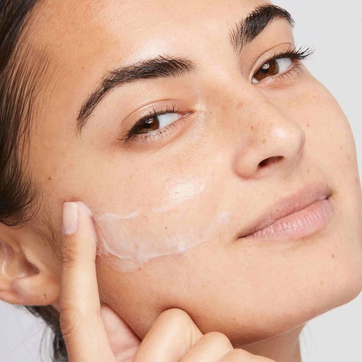 Dermalogica Active Moist Duo fuktighetsgivende ansiktskrem som påføres kinnet for en hydrert glød