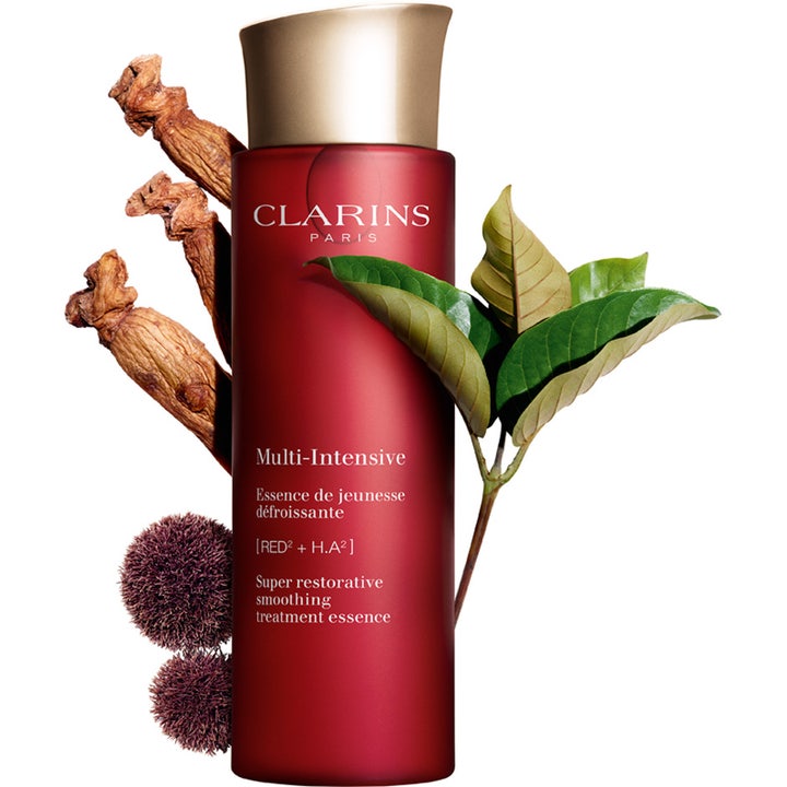 Clarins Super Restorative Treatment Essence 200 ml ansiktsvann i rød flaske med ginsengrøtter og blader