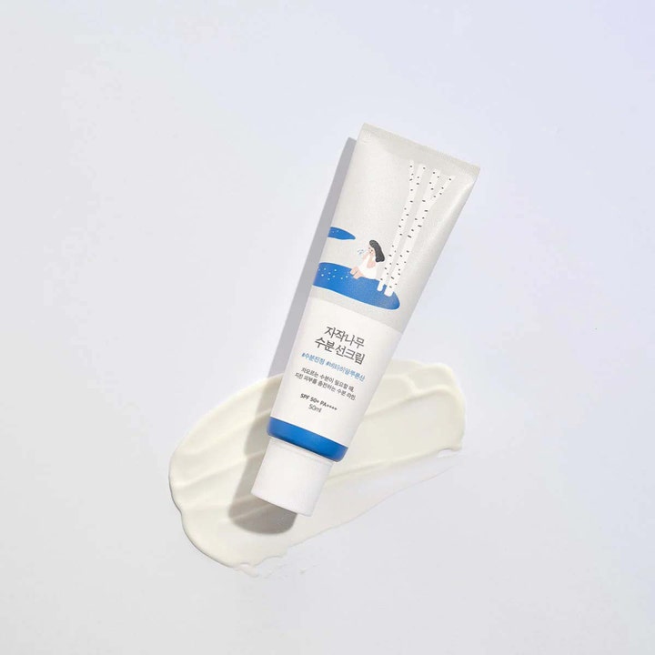 Round Lab Birch Juice Moisturizing Sunscreen 50 ml fuktighetsgivende solkrem SPF 50+ hvit tube på kremet tekstur