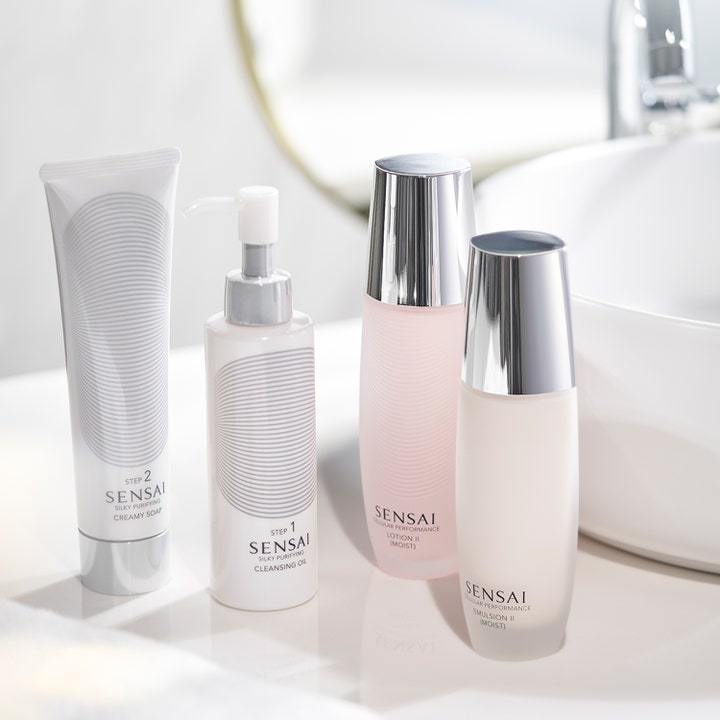 Sensai Cellular Performance Emulsion II Moist 100 ml fuktighetskrem i hvit flaske med sølvlokk på en vask.