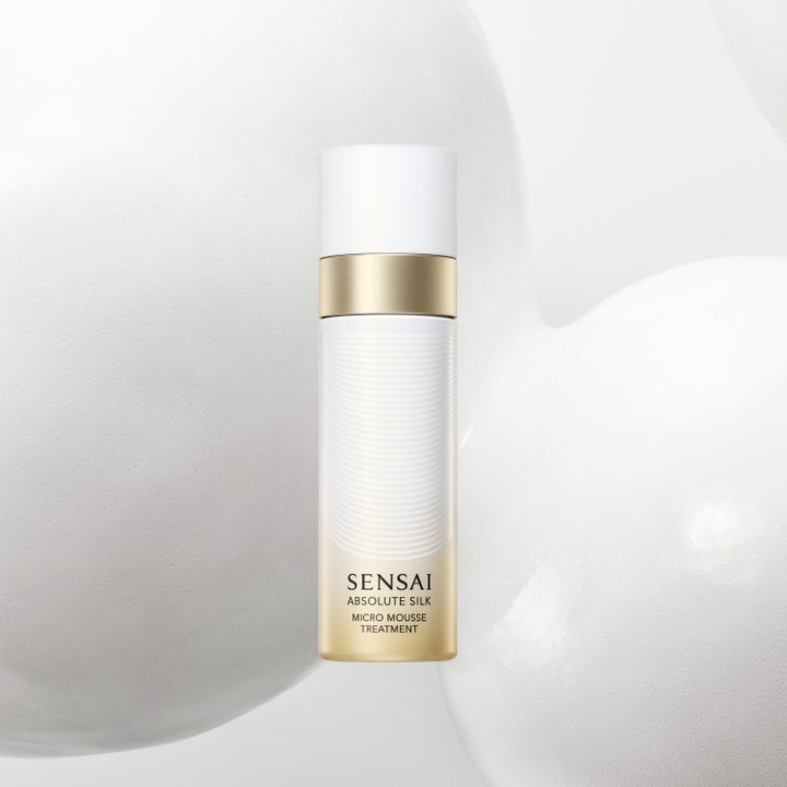 Sensai Absolute Silk Micro Mousse Treatment 90 ml toner gir glød med hvit moussetekstur på hendene fra elegant pumpeflaske