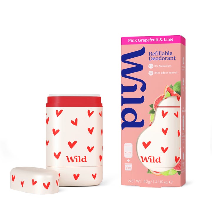 Wild Pink Grapefruit &amp; Lime 40g aluminiumsfri deodorant gir friskhet i hvit hylse med røde hjerter og rosa eske.