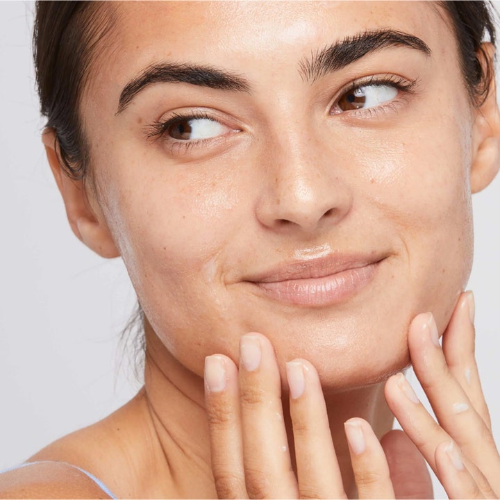 Dermalogica UltraCalming Calm Water Gel 50 ml ansiktskrem påføres og gir fuktighet til en rolig hud.