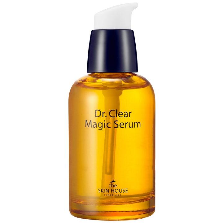 The Skin House Dr. Clear Magic Serum ansiktsserum for renere hud i ravfarget glassflaske med hvit og blå pumpe.