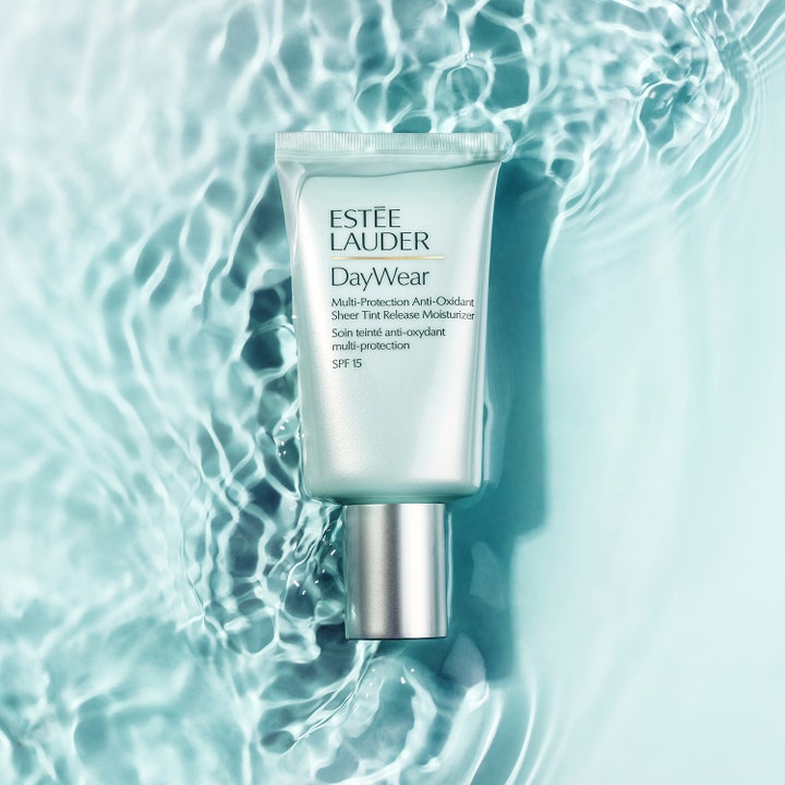 Estée Lauder DayWear Sheer Tint Release Moisturizer 50 ml dagkrem med SPF i lysegrønn tube i krusende vann