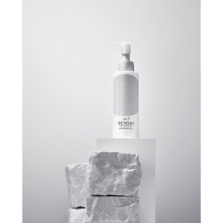 Sensai Silky Purifying Cleansing Oil hvit pumpeflaske på en hvit sokkel som gir en fuktgivende og ren hud