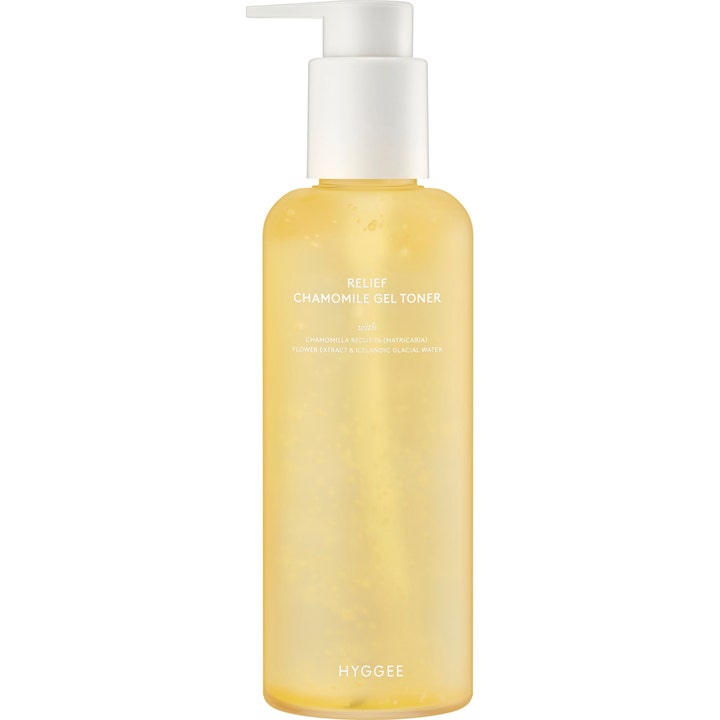Hyggee Relief Chamomile Gel Toner 200 ml beroligende ansiktstoner i gjennomsiktig pumpeflaske med gul gel