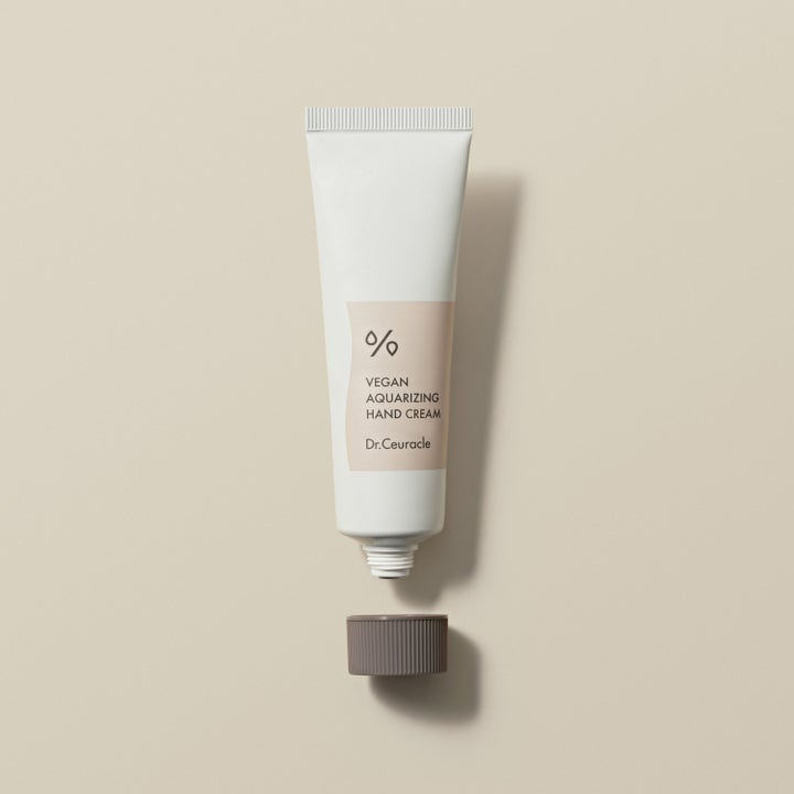 Dr. Ceuracle Vegan Aquarizing Hand Cream 50 ml fuktighetsgivende håndkrem i hvit tube med avskrudd brunt lokk